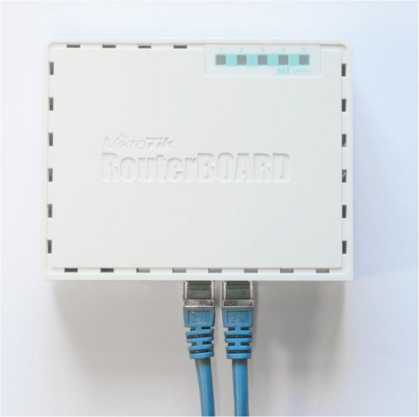 MIKROTIK 5-PORT GIGABIT ETHERNET ROUTER, RB750GR3, 5*10/100/1000Ethernet ports, CPU nominal - imagine 5